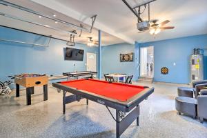 una sala de billar con 2 mesas de ping pong en Gorgeous Pocono Summit Retreat with Game Room!, en Pocono Summit
