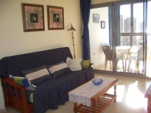 sala de estar con sofá y mesa en Apartamento Carmenchu Gemelos 20, en Benidorm