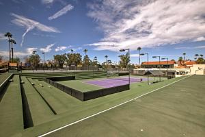 Tenis a/nebo squash v ubytování Patio, Grill and Resort Perks Palm Desert Home nebo okolí