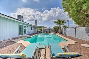 สระว่ายน้ำที่อยู่ใกล้ ๆ หรือใน Phoenix Home with Sunny Backyard, Diving Pool