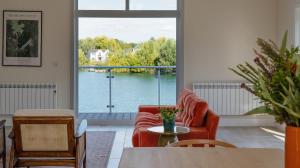 Χώρος καθιστικού στο Gorgeous 4 bedroom Cotswolds home with lake view