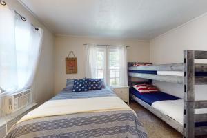 Katil dua tingkat atau katil-katil dua tingkat dalam bilik di Sunset Cottage