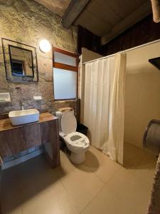 y baño con aseo y lavamanos. en Monteverde, en Mazamitla