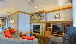 a living room with a couch and a fireplace at Holiday Inn Express & Suites - Meridian - Boise West, an IHG Hotel in Meridian