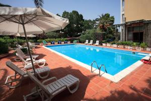 Bazén v ubytování Hotel Conchiglia d'Oro nebo v jeho okolí