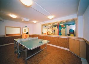 pokój ze stołem do ping ponga w obiekcie Pension Rosengarten w mieście Tux