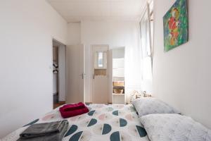 a white room with a bed and a couch at La Castine in Saint-Cast-le-Guildo