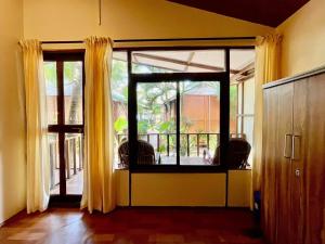 a room with a door open to a patio at Jardim a Mar in Agonda
