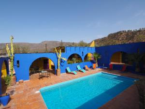 een blauw huis met een zwembad bij La Kasbah du Paradis in Aksri