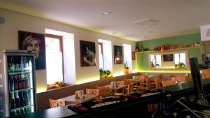 NimisにあるAl Posto Giustoのダイニングルーム(テーブル、椅子付)のあるレストラン