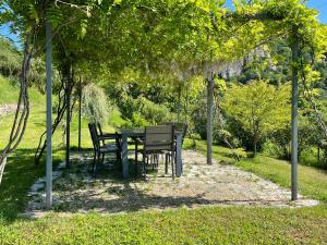 einen Tisch und Stühle in einem Park unter Bäumen in der Unterkunft Cinque Terre, Tuscany, Liguria, Lerici #5 in Lerici