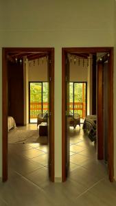 ハルディンにあるLa Casa Amarillaのリビングルーム(リビングルームに面したドア2つ付)