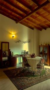 ハルディンにあるLa Casa Amarillaのリビングルーム(テーブル、椅子付)