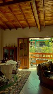 een woonkamer met een tafel en een bank bij La Casa Amarilla in Jardin