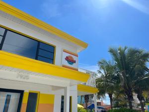 Фотография из галереи Sunset Inn and Cottages в городе Сент-Пит-Бич