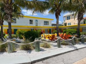 Фотография из галереи Sunset Inn and Cottages в городе Сент-Пит-Бич