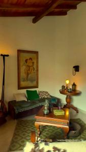 een woonkamer met een bank en een tafel bij La Casa Amarilla in Jardin