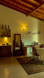 een woonkamer met een tafel en een eetkamer bij La Casa Amarilla in Jardin