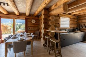 Küche/Küchenzeile in der Unterkunft Chalet L'Axurit - Familial Jacuzzi Sauna