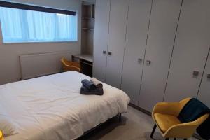 Comfortable 1 Bed flat with Air Con في بورِهاموود: غرفة نوم بسرير وكرسيين ومكتب
