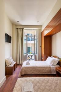 1 dormitorio grande con 1 cama grande y 1 sofá en Hotel Palladion, en Ermoupoli