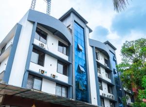 un edificio con una gru sopra. di Kay Pee's Grande a Cochin