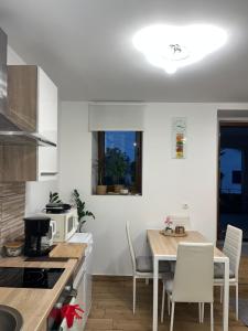 eine Küche mit einem Tisch und einem Esszimmer in der Unterkunft Lovre in Viskovo