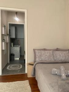 1 dormitorio con 1 cama y puerta a la cocina en Petra's house, en Florina