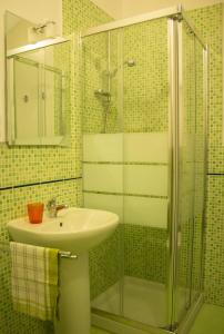 a bathroom with a sink and a shower at Appartamento Lilla dei Buoni e Cattivi in Cagliari