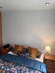 1 dormitorio con 2 camas y pared blanca en Happy guest en Dublín