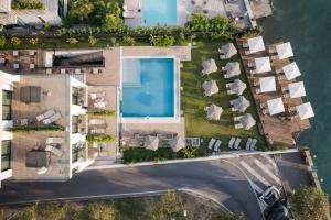 an aerial view of a house with a swimming pool at Hotel Vinci in Sirmione