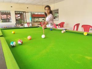 una giovane ragazza che gioca a biliardo di Fortview Resort a Daulatābād