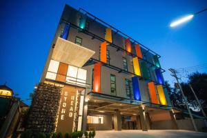 華欣的住宿－華欣石雕頭像酒店，一座晚上有色彩缤纷的外观的建筑