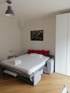 um quarto com uma cama e um quadro na parede em Apartment Milano Via Roncaglia em Milão
