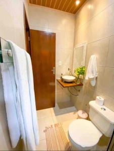 La salle de bains est pourvue de toilettes et d'un lavabo. dans l'établissement Casa aluguel Abraão 1, Ar, à Abraão