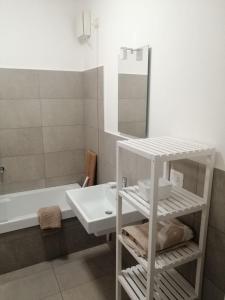 uma casa de banho com um lavatório e uma banheira e um lavatório em Apartment Milano Via Roncaglia em Milão