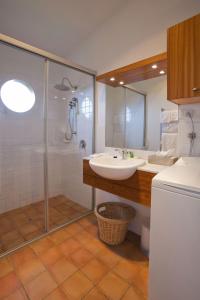 La salle de bains est pourvue d'un lavabo et d'une douche. dans l'établissement Chris's Beacon Point Restaurant & Villas, à Apollo Bay
