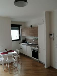 uma cozinha com uma mesa e uma mesa e cadeiras em Apartment Milano Via Roncaglia em Milão