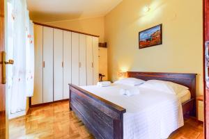 1 dormitorio con 1 cama grande con sábanas blancas en Old stone house St Lawrence in the heart of Sibenik's old town en Šibenik