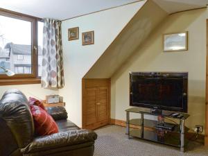 a living room with a couch and a flat screen tv at Toab - Uk5662 in Aberdeen