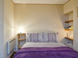 ein Schlafzimmer mit einem Bett mit einer lila Decke in der Unterkunft Toab - Uk5662 in Aberdeen