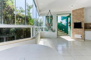 TV a/nebo společenská místnost v ubytování 819 Solar das Bromélias 350 M da Praia Bombinhas Centro