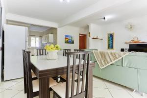 Kuchyň nebo kuchyňský kout v ubytování 819 Solar das Bromélias 350 M da Praia Bombinhas Centro