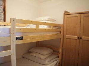 um quarto com beliche e 2 beliches com almofadas em Appartement Châtel, 2 pièces, 4 personnes - FR-1-200-152 em Châtel