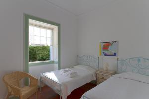 Casa da Madalena do Mar tesisinde bir odada yatak veya yataklar