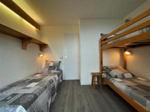 2 stapelbedden in een kamer met houten vloeren bij Appartement Les Menuires, 2 pièces, 5 personnes - FR-1-452-249 in Les Menuires