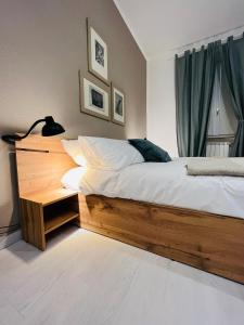 A bed or beds in a room at Daisy Homes