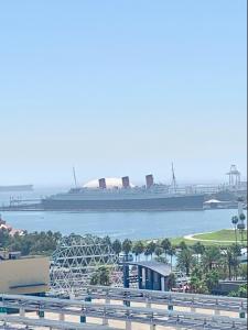 un gran barco en el agua junto al océano en Studio for 2- Queen Mary, Ocean, and City View, en Long Beach