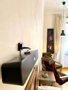 salon z telewizorem na stole w obiekcie Roome B&B w Rzymie