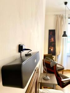 羅馬的住宿－魯美B＆B酒店，一间客厅,配有一张桌子上放的电视